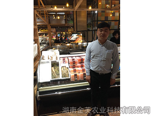 衡陽(yáng)香江百貨產(chǎn)品柜臺(tái)旁的營(yíng)銷(xiāo)總監(jiān)龍耀